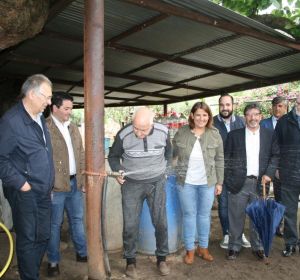 Felipe Ferriero, dueño de la Venta de la Inés, observa como sale el agua potable Felipe Ferriero, dueño de la Venta de la Inés, observa como sale el agua potable