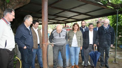 Felipe Ferriero, due&ntilde;o de la Venta de la In&eacute;s, observa como sale el agua potable