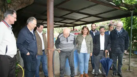 Felipe Ferriero, dueño de la Venta de la Inés, observa como sale el agua potable Felipe Ferriero, dueño de la Venta de la Inés, observa como sale el agua potable