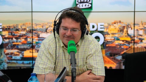 Jos&eacute; Miguel Mulet en los estudios de Onda Cero