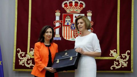 Margarita Robles recibe la cartera de Defensa de manos de Mar&iacute;a Dolores de Cospedal