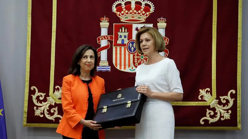 Margarita Robles recibe la cartera de Defensa de manos de Mar&iacute;a Dolores de Cospedal