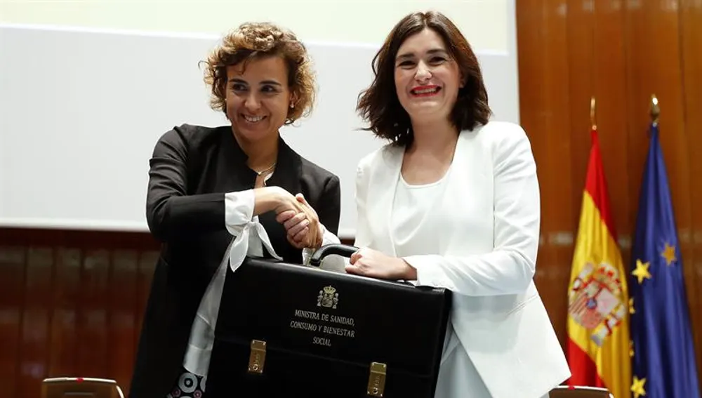 Carmen Montón recibe la cartera de Sanidad de manos de Dolors Montserrat