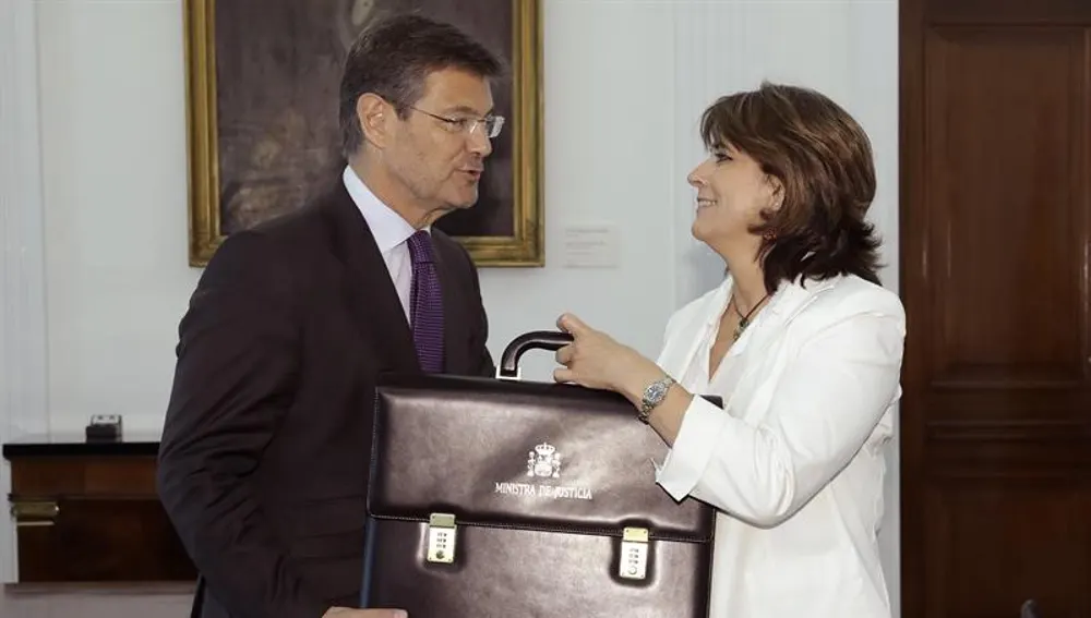 Dolores Delgado recibe la cartera de Justicia de manos de Rafael Catalá