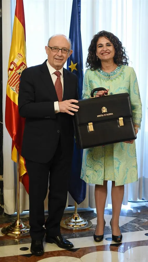 María Jesús Montero recibe la cartera de Hacienda de manos de Cristóbal Montoro
