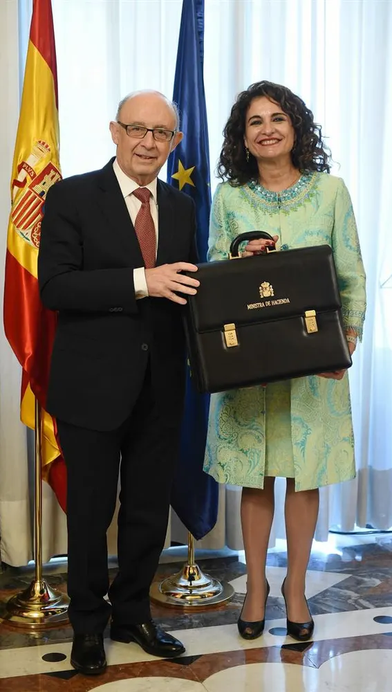 María Jesús Montero recibe la cartera de Hacienda de manos de Cristóbal Montoro María Jesús Montero recibe la cartera de Hacienda de manos de Cristóbal Montoro