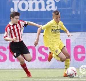 Paco Esteban marcó los dos goles en la victoria del Villarreal frente al Athletic Club de Bilbao en la Liga Promises 2018. Paco Esteban marcó los dos goles en la victoria del Villarreal frente al Athletic Club de Bilbao en la Liga Promises 2018.