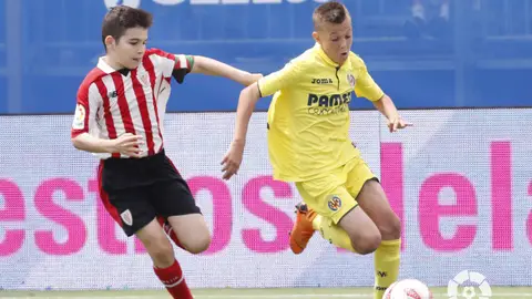 Paco Esteban marcó los dos goles en la victoria del Villarreal frente al Athletic Club de Bilbao en la Liga Promises 2018. LIGA PROMISES