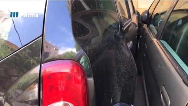 Mesa de redacción: La policía de Palma acude a desbloquear a un coche en la calle Mesa de redacción: La policía de Palma acude a desbloquear a un coche en la calle