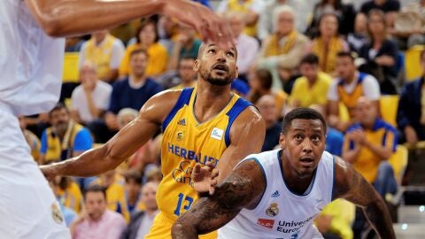 Eulis B&aacute;ez y Trey Thompkins pelean por un rebote