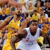 Eulis Báez y Trey Thompkins pelean por un rebote Eulis Báez y Trey Thompkins pelean por un rebote