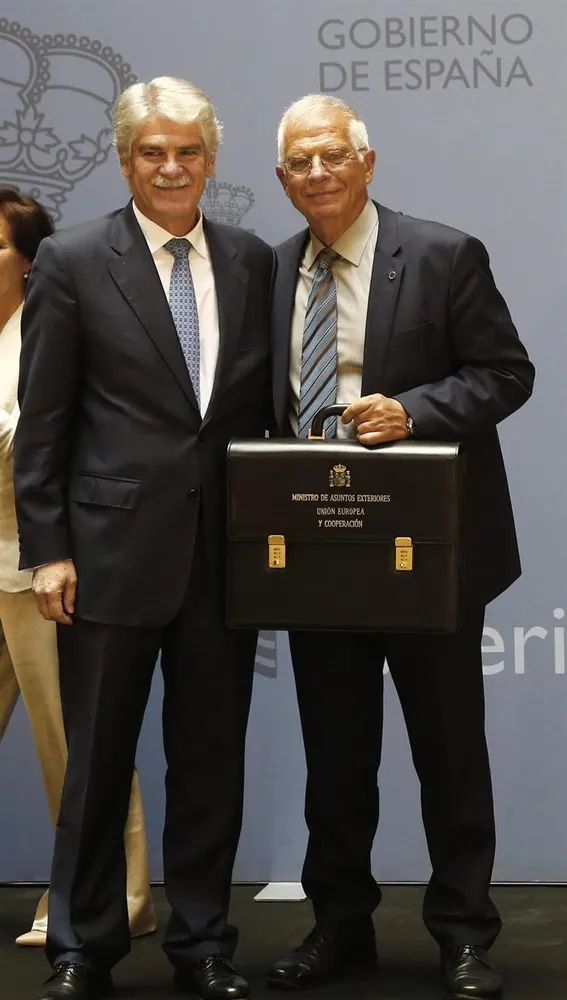Josep Borrell con Alfonso Dastis en el traspaso de la cartera de Asuntos Exteriores