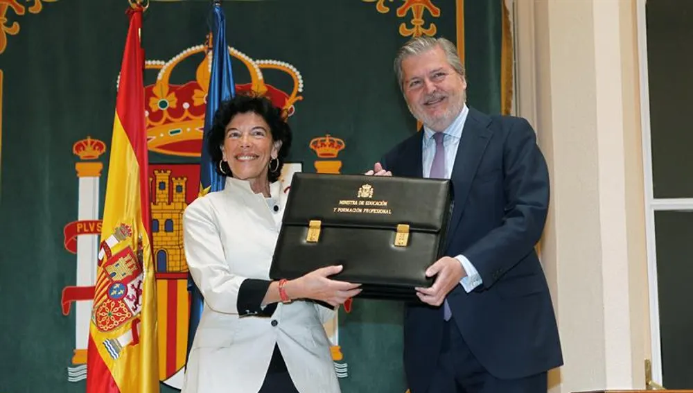 Isabel Celaá recibe la cartera de Educación de manos de Íñigo Méndez de Vigo