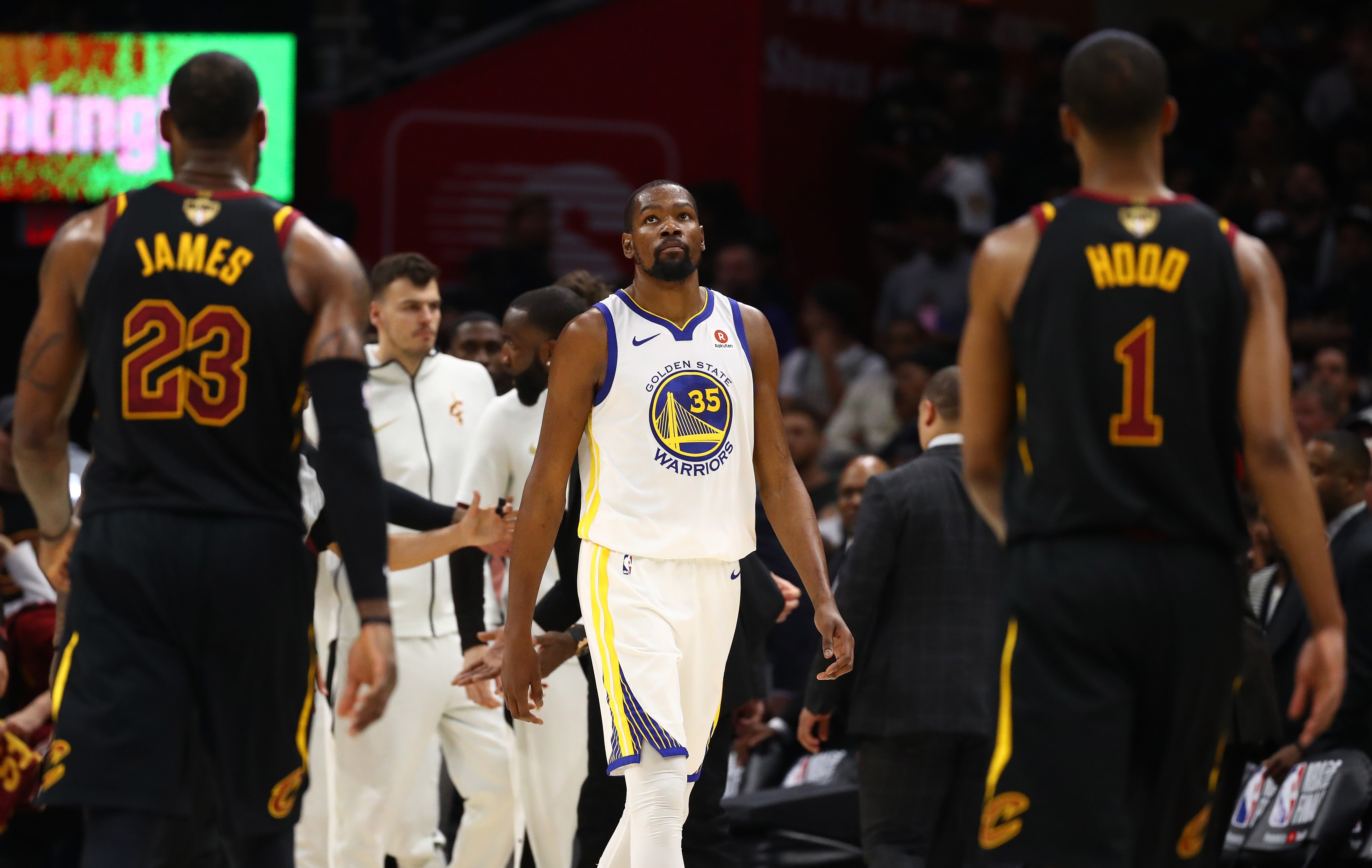 <p>Los Warriors asaltan Cleveland con un gran Kevin Durant y se quedan a una victoria del título</p> <p>Los Warriors asaltan Cleveland con un gran Kevin Durant y se quedan a una victoria del título</p>