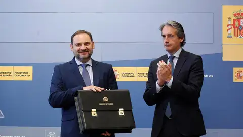 José Luis Ábalos recibe la cartera del ministerio de Fomento José Luis Ábalos recibe la cartera del ministerio de Fomento