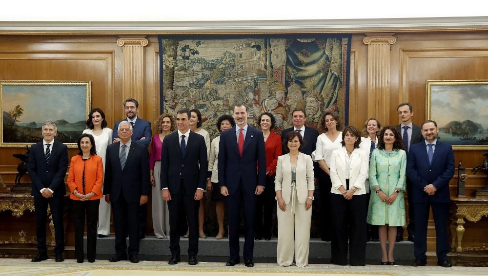 El rey Felipe VI y el presidente del gobierno Pedro Sánchez posan tras la promesa del cargo de los nuevos ministros