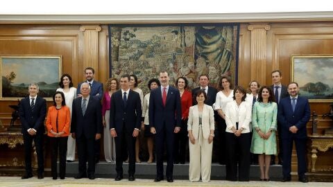 El rey Felipe VI y el presidente del gobierno Pedro S&aacute;nchez posan tras la promesa del cargo de los nuevos ministros