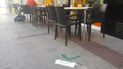 Límite pintado de una terraza de mesas y sillas en Elche Límite pintado de una terraza de mesas y sillas en Elche