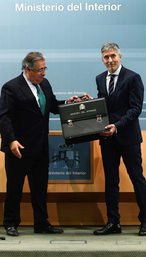 Fernando Grande-Marlaska recibe la cartera de Interior de manos de Juan Ignacio Zoido