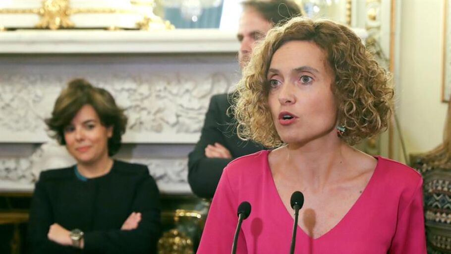 Meritxell Batet, tras recibir la cartera de manos de Soraya S&aacute;enz de Santamar&iacute;a