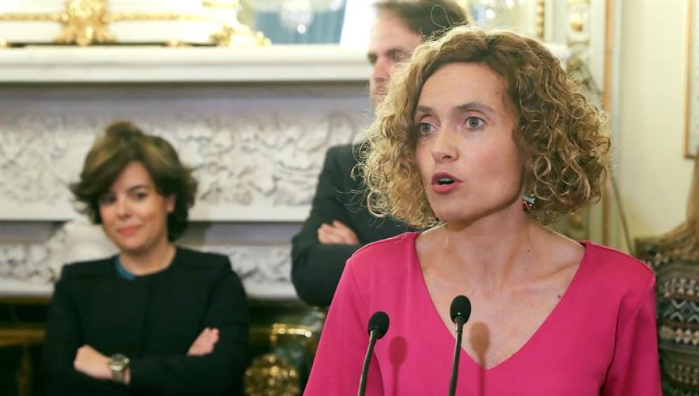Meritxell Batet, tras recibir la cartera de manos de Soraya Sáenz de Santamaría
