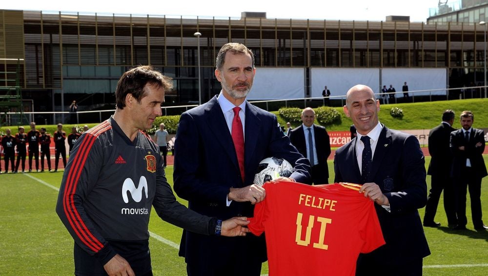 Lopetegui, Felipe VI y Luis Rubiales posan con la camiseta del monarca