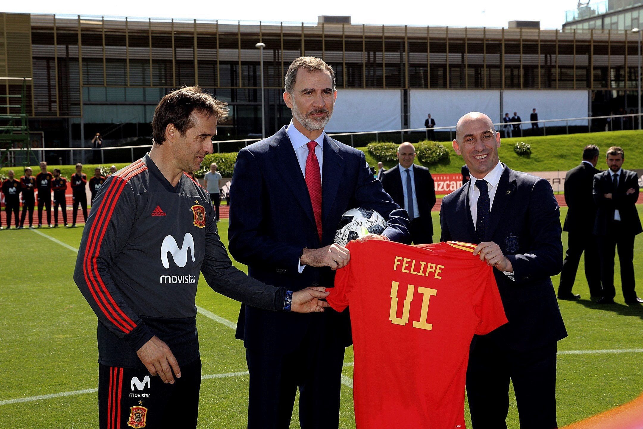<p>Felipe VI despide a la Selección: "Vais a llevar el corazón del país sobre vuestras espaldas"</p> <p>Felipe VI despide a la Selección: "Vais a llevar el corazón del país sobre vuestras espaldas"</p>