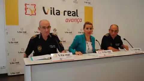 La regidora de Seguretat Ciutadana Silvia Gómez junt amb el comissari Domingo Adán i el inspector Jose Luis de Yago durant la presentació del balanç. La Policía Local ja esta preparant la edició del pròxim curs que arrancarà al mes d´octubre.