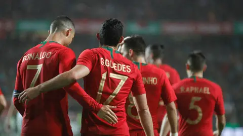Guedes y Cristiano celebran un gol ante Argelia