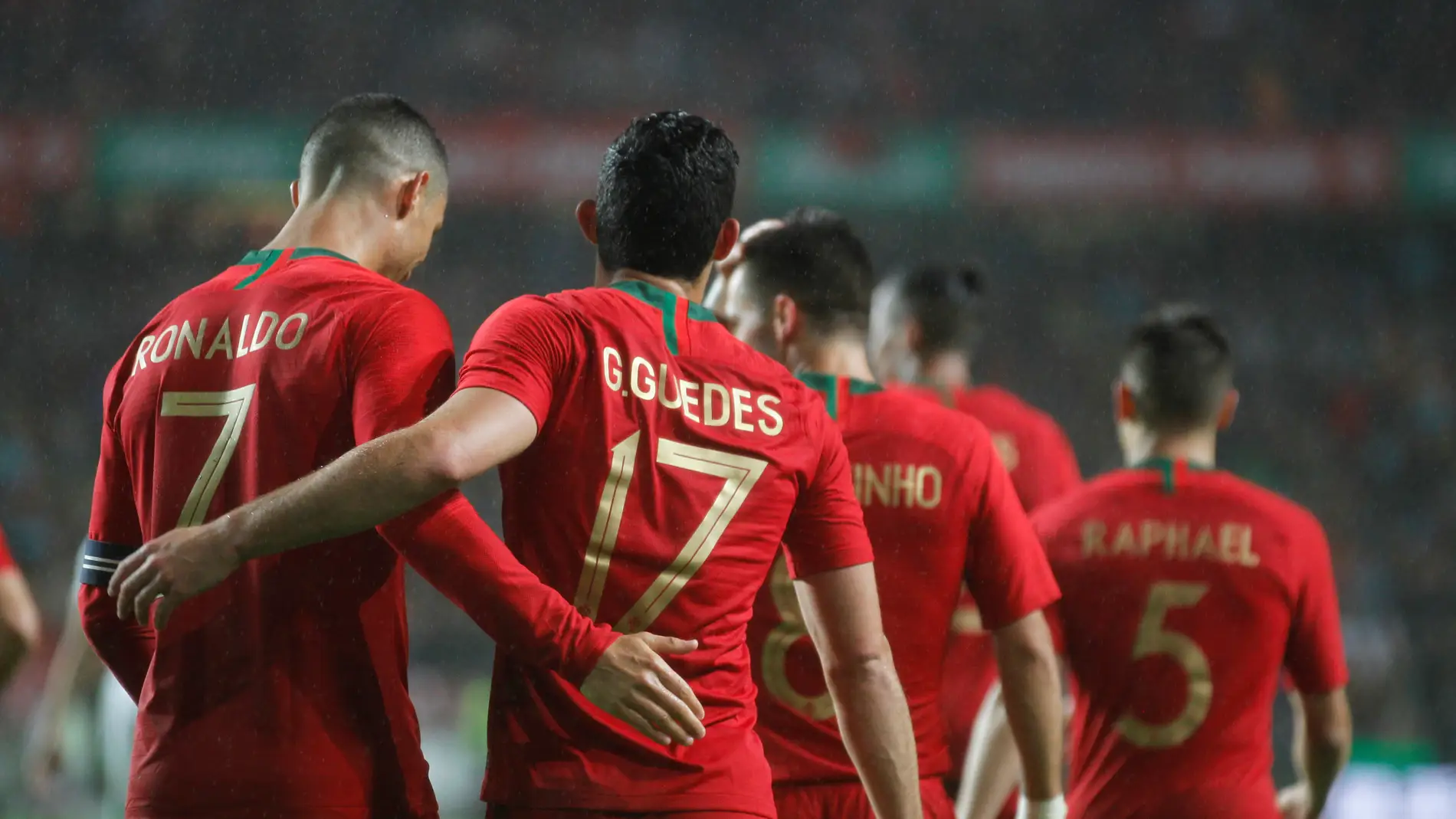 Guedes y Cristiano celebran un gol ante Argelia