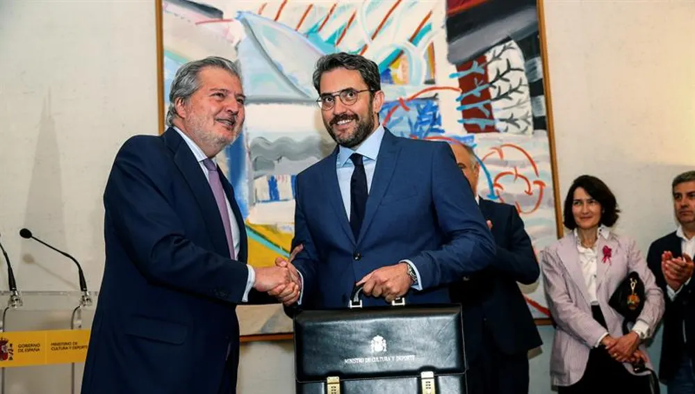Màxim Huerta recibe la cartera de Cultura y Deporte de manos de Íñigo Méndez de Vigo