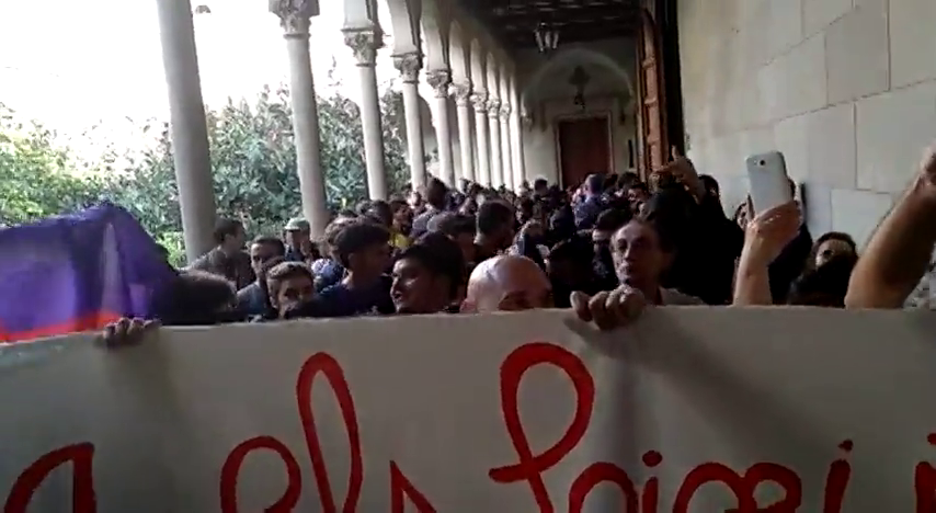 <p>Medio centenar de estudiantes independentistas boicotean un acto de Sociedad Civil Catalana</p> <p>Medio centenar de estudiantes independentistas boicotean un acto de Sociedad Civil Catalana</p>