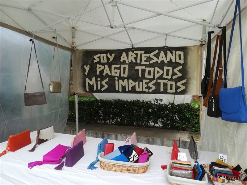 <p>Los artesanos de Pimem colocan pancartas de protesta contra Cort por no regular la venta ambulante ilegal</p> <p>Los artesanos de Pimem colocan pancartas de protesta contra Cort por no regular la venta ambulante ilegal</p>