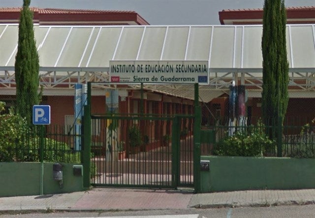 <p>Detenidos el director y el conserje de un instituto madrileño por poner cámaras en el baño del centro</p> <p>Detenidos el director y el conserje de un instituto madrileño por poner cámaras en el baño del centro</p>