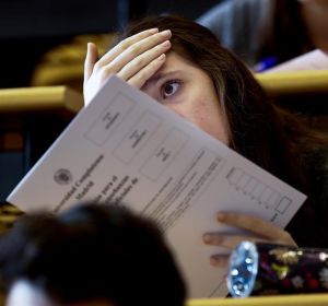 Una estudiante espera para realizar los exámenes de Selectividad Una estudiante espera para realizar los exámenes de Selectividad
