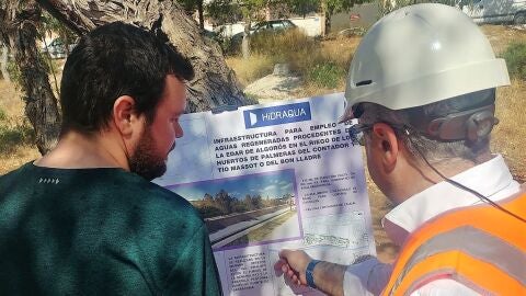 El concejal Antonio Garc&iacute;a junto a un panel explicativo de la actuaci&oacute;n