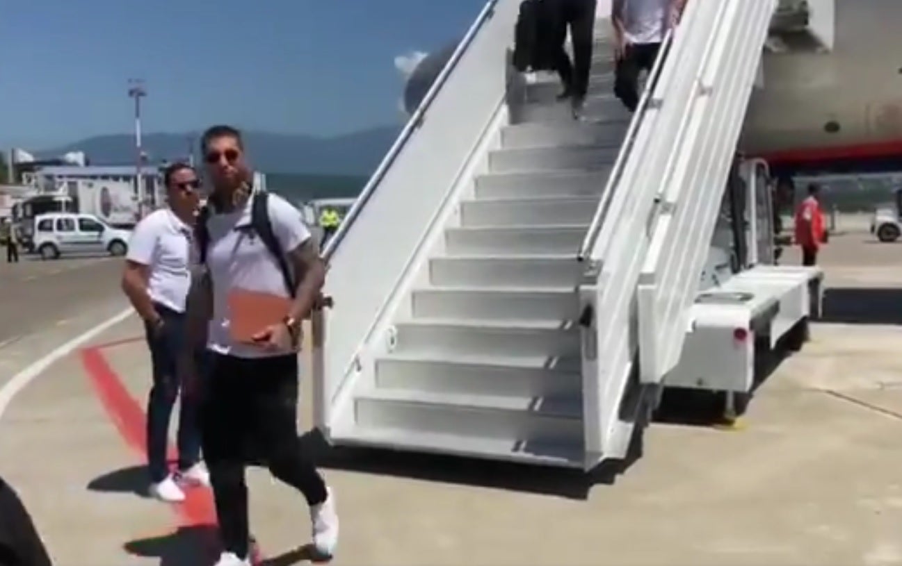 <p>España aterriza en Sochi con caras serias antes de medirse a Portugal</p> <p>España aterriza en Sochi con caras serias antes de medirse a Portugal</p>