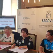 Rueda de prensa para informar de las obras con la alcaldea, Clara Luquero, la concejal de obras, Paloma Maroto y el jefe de la Policía Local, Julio Rodríguez Fuentetaja. Rueda de prensa para informar de las obras con la alcaldea, Clara Luquero, la concejal de obras, Paloma Maroto y el jefe de la Policía Local, Julio Rodríguez Fuentetaja.