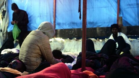 Varios migrantes a bordo del Aquarius