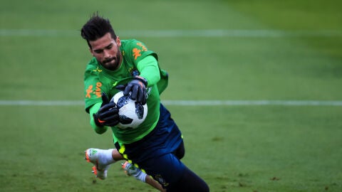 Alisson entrena con la selecci&oacute;n brasile&ntilde;a