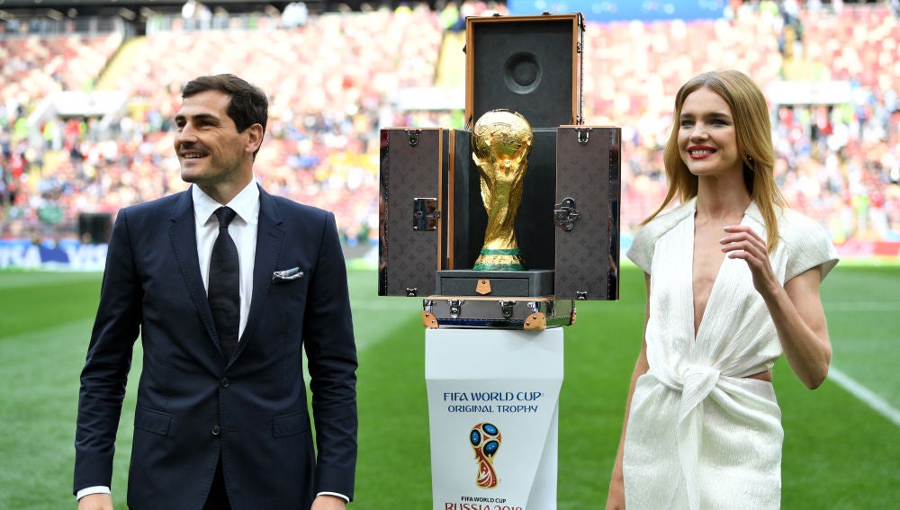 Iker Casillas y Natalia Vodianova presentan el trofeo del Mundial