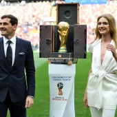 Iker Casillas y Natalia Vodianova presentan el trofeo del Mundial