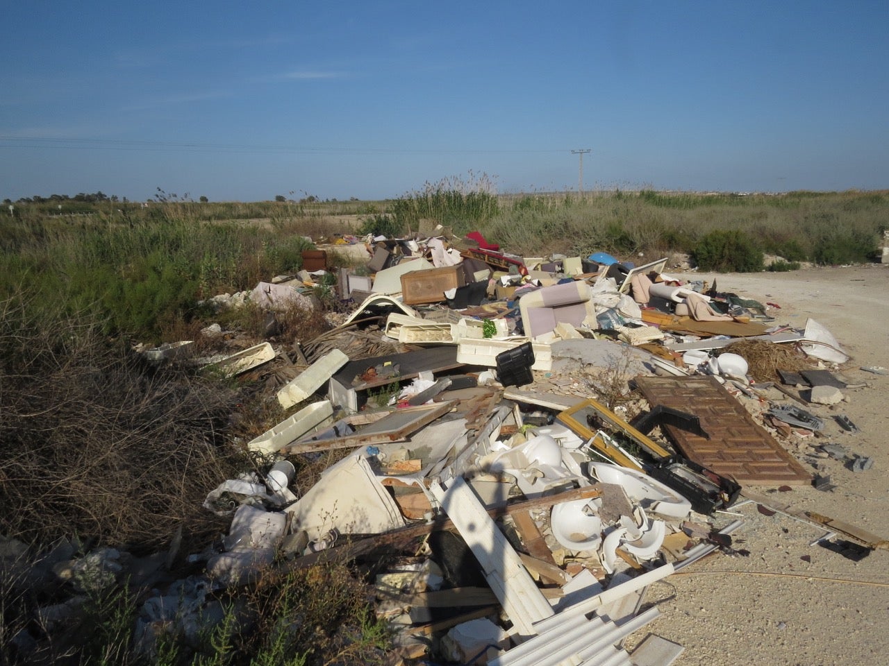 <p>Amigos de los Humedales del Sur pide abordar la gestión de los residuos agrícolas y de los vertido ilegales en el Camp d’Elx </p> <p>Amigos de los Humedales del Sur pide abordar la gestión de los residuos agrícolas y de los vertido ilegales en el Camp d’Elx </p>