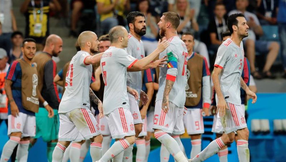 España celebra el gol de Diego Costa ante Portugal
