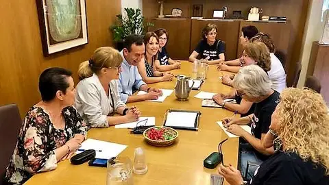 Reunión con la Aspciación de Aparadoras y Trabajadoras del Calzado de Elche Reunión con la Aspciación de Aparadoras y Trabajadoras del Calzado de Elche