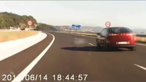 Imagen de archivo de un coche circulando a gran velocidad Investigan por violencia machista a un kamikaze que provocó un accidente y después se arrojó sobre un vehículo en Pontevedra
