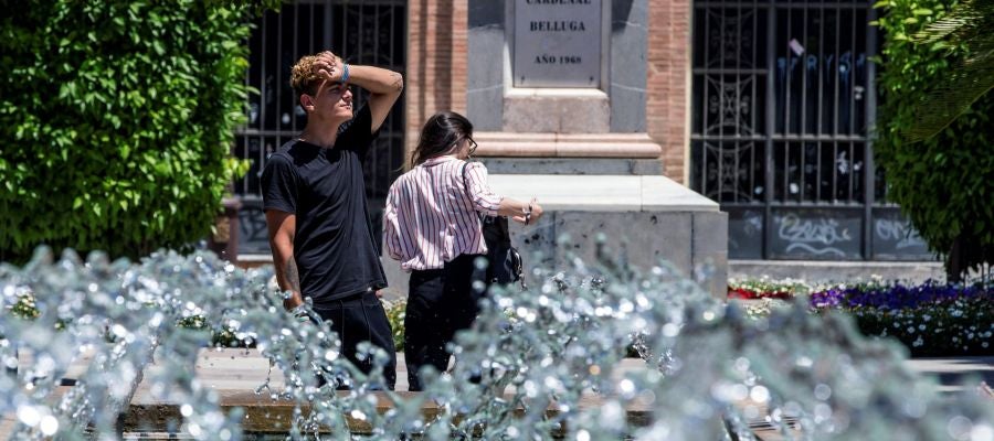 Un joven se seca el sudor este mediodía en la Glorieta de España, Murcia Un joven se seca el sudor este mediodía en la Glorieta de España, Murcia