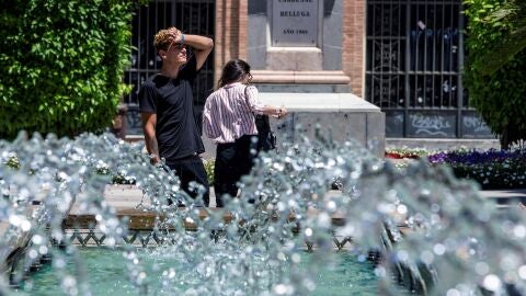 Un joven se seca el sudor este mediod&iacute;a en la Glorieta de Espa&ntilde;a, Murcia