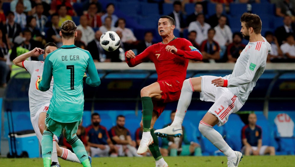 De Gea sale a por el balón ante Cristiano Ronaldo