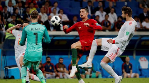 De Gea sale a por el bal&oacute;n ante Cristiano Ronaldo